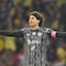 ¿Ya es talachero? Captan a Memo Ochoa jugando en una cancha de barrio