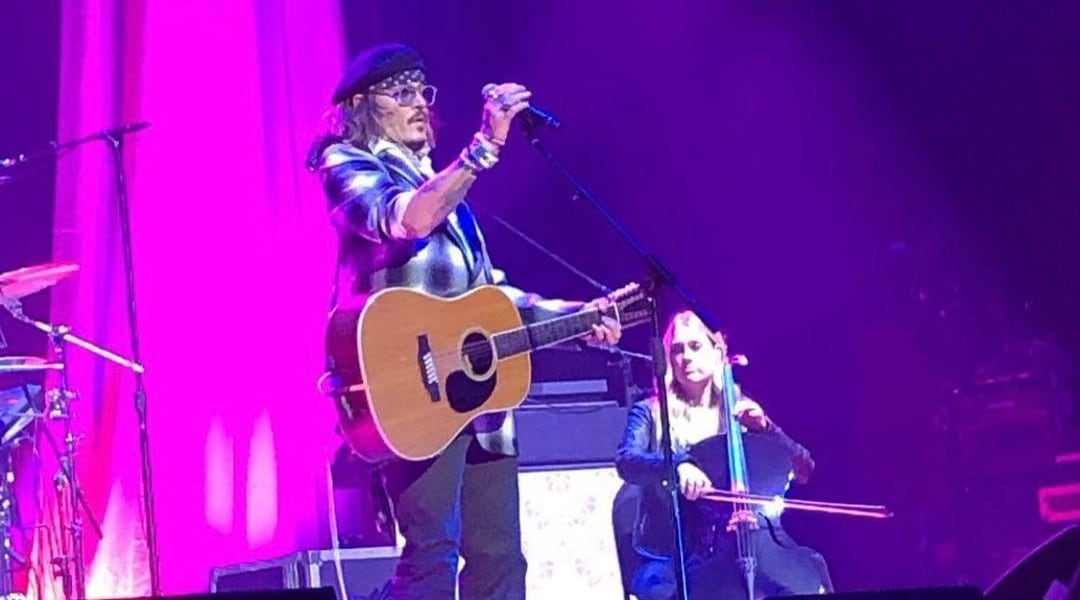 Johnny Depp sorprende al tocar en concierto de Jeff Beck
