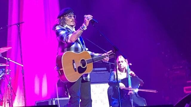 Johnny Depp sorprende al tocar en concierto de Jeff Beck