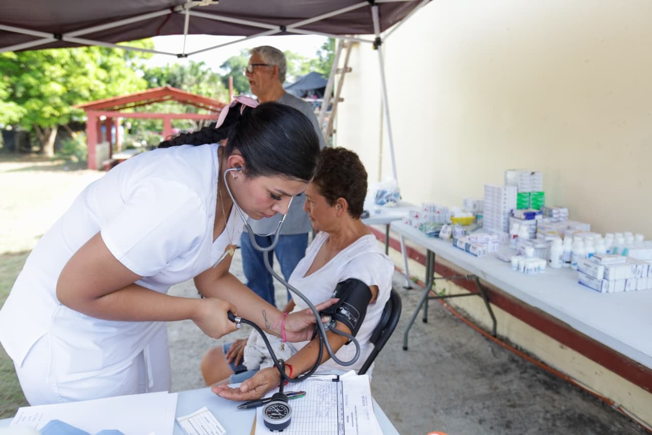 ISSSTE encabezado por Martí Batres realiza brigadas médicas en estados afectados por lluvias.