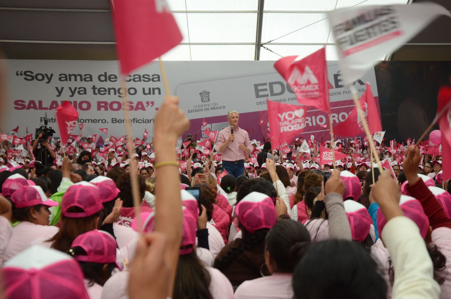 Evento del gobernador Alfredo del Mazo para entrega de Salario Rosa