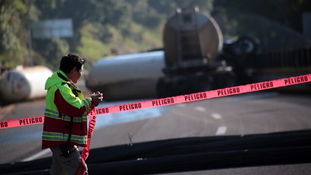 Autopista México-Cuernavaca; cierran carriles por bacheo.