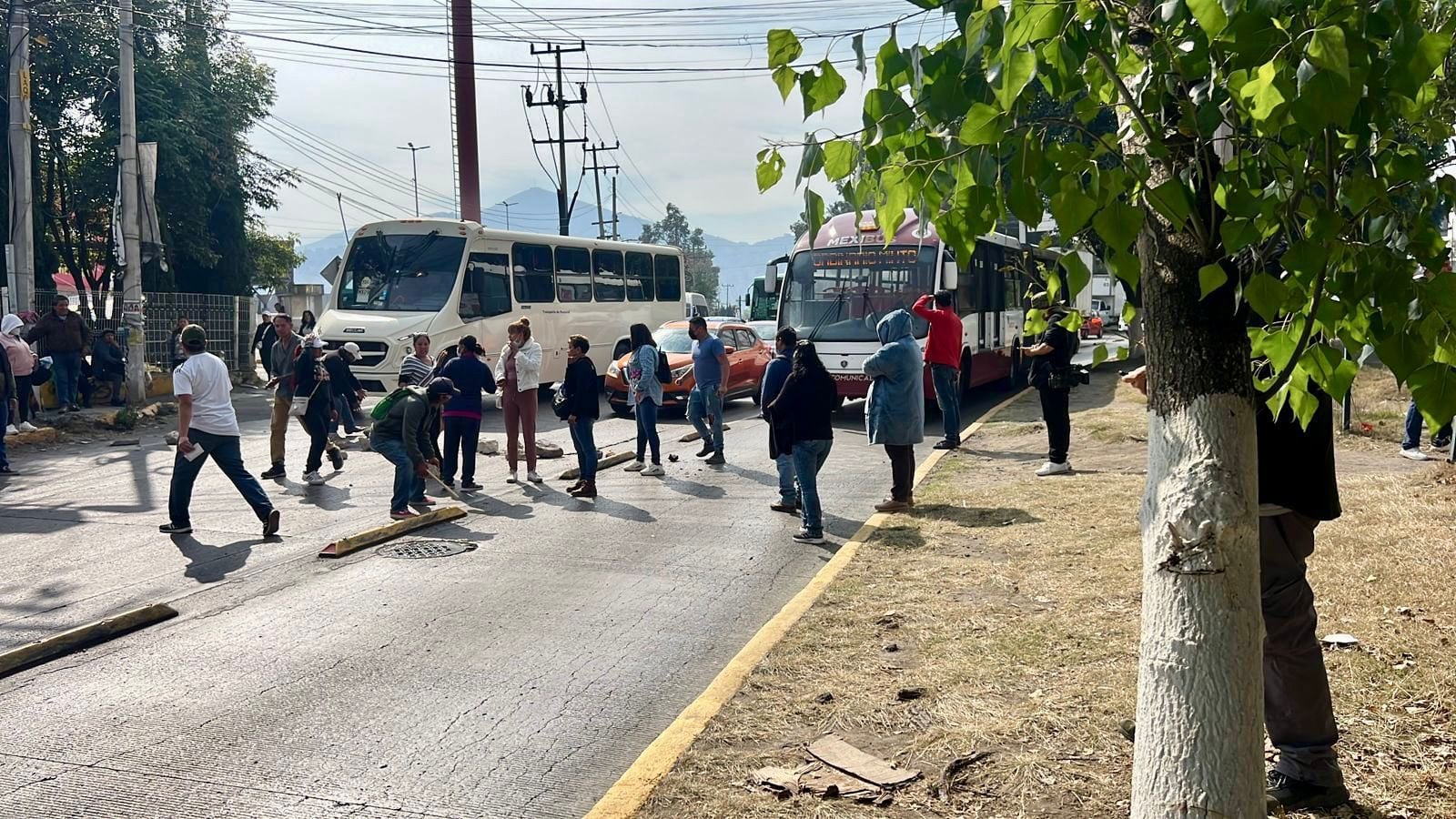 Bloqueo en Vía José López Portillo por nombre de calles de la colonia Cuarta Transformación