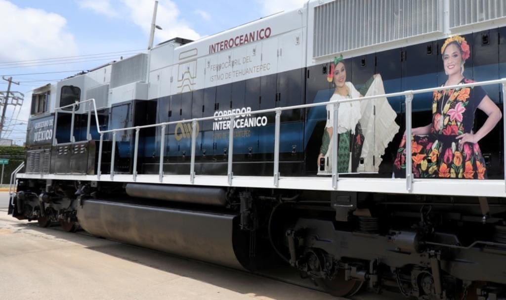 Tren Interoceánico Coatzacoalcos-Palenque: la primera locomotora tiene un emblema de 4 mujeres