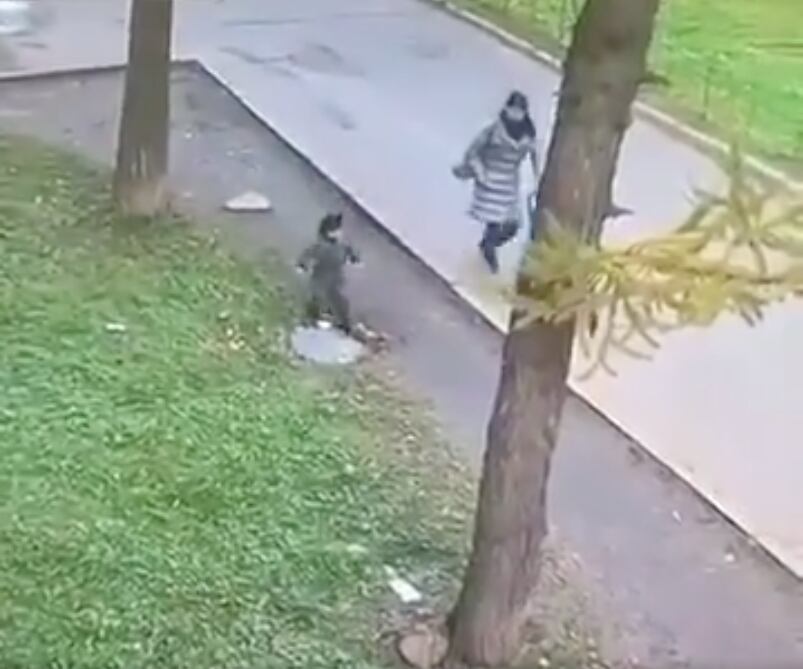 Niño cae a coladera