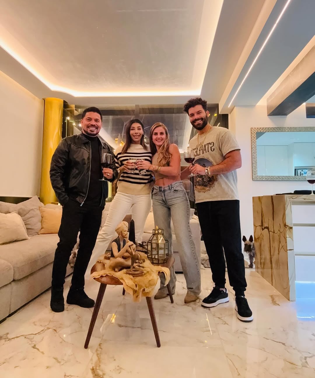 Adrián Di Monte con integrantes de La Sonora Dinamita.