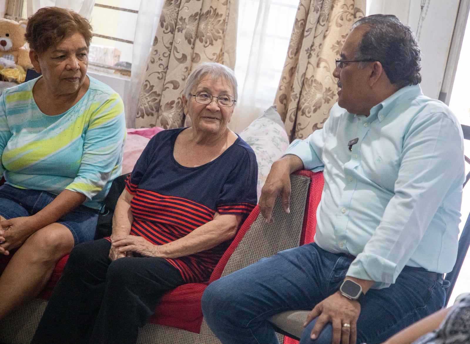 Durante un encuentro con vecinas de la colonia Infonavit, Andrés Mijes escuchó sus principales demandas.
