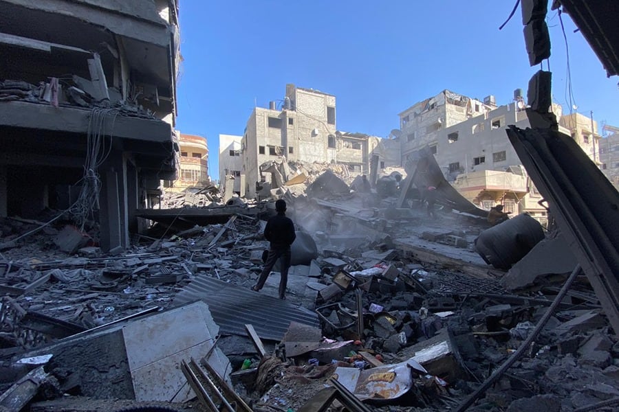 Vista general de los destrozos causados por los bombardeos israelíes en la localidad gazatí de Jan Yunis
