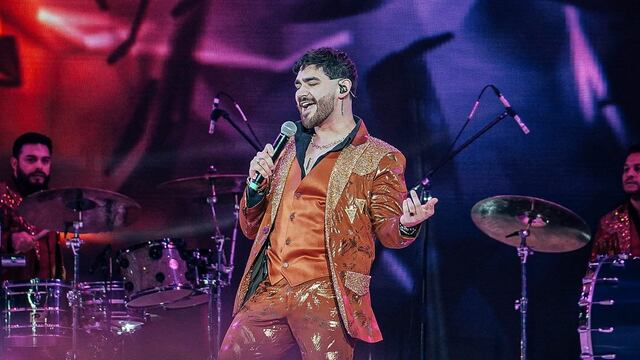 Ricky Yocupicio, vocalista de Banda El Recodo es acosado por una fan en pleno concierto