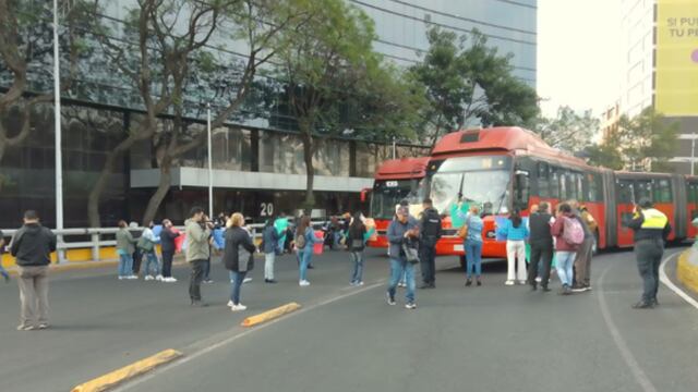 Manifestantes en Insurgentes afectan el servicio del Metrobús CDMX