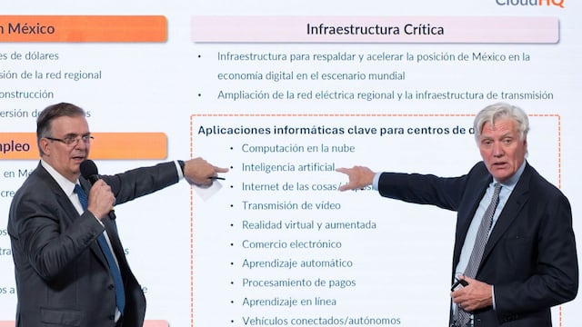 Marcelo Ebrard , secretario de Economía, y Keith Patrick Harney, director de operaciones de la empresa CloudHQ