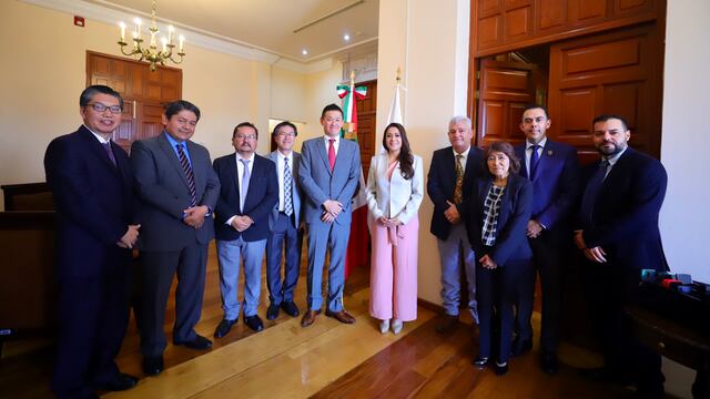 Tere Jiménez con directivos de Murata Spring