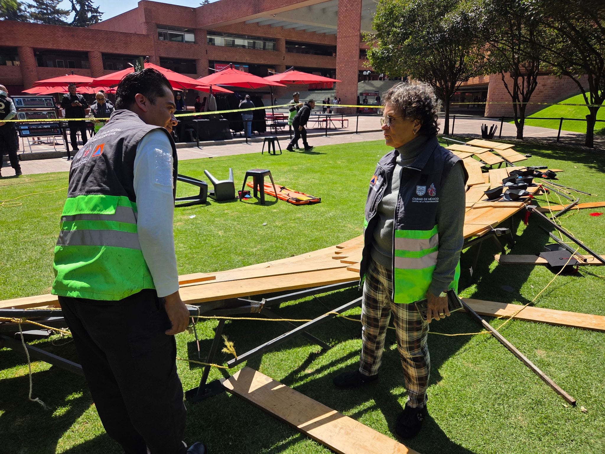 SGIR y PC de la CDMX atienden el accidente con la tarima en la Ibero.