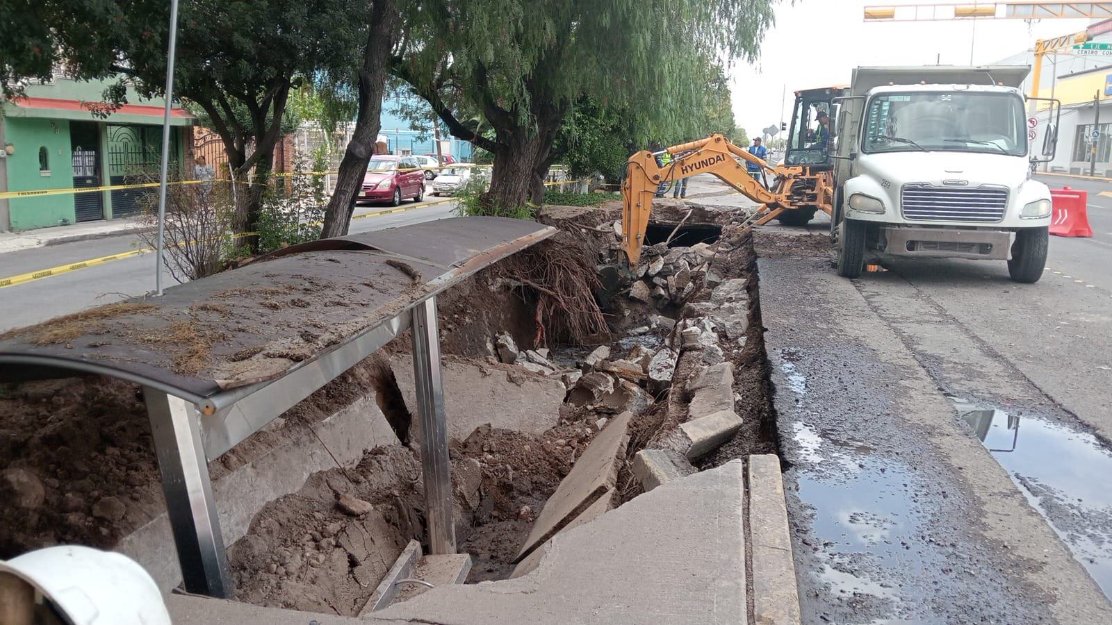 Socavón gigante se traga parada de autobús en Celaya