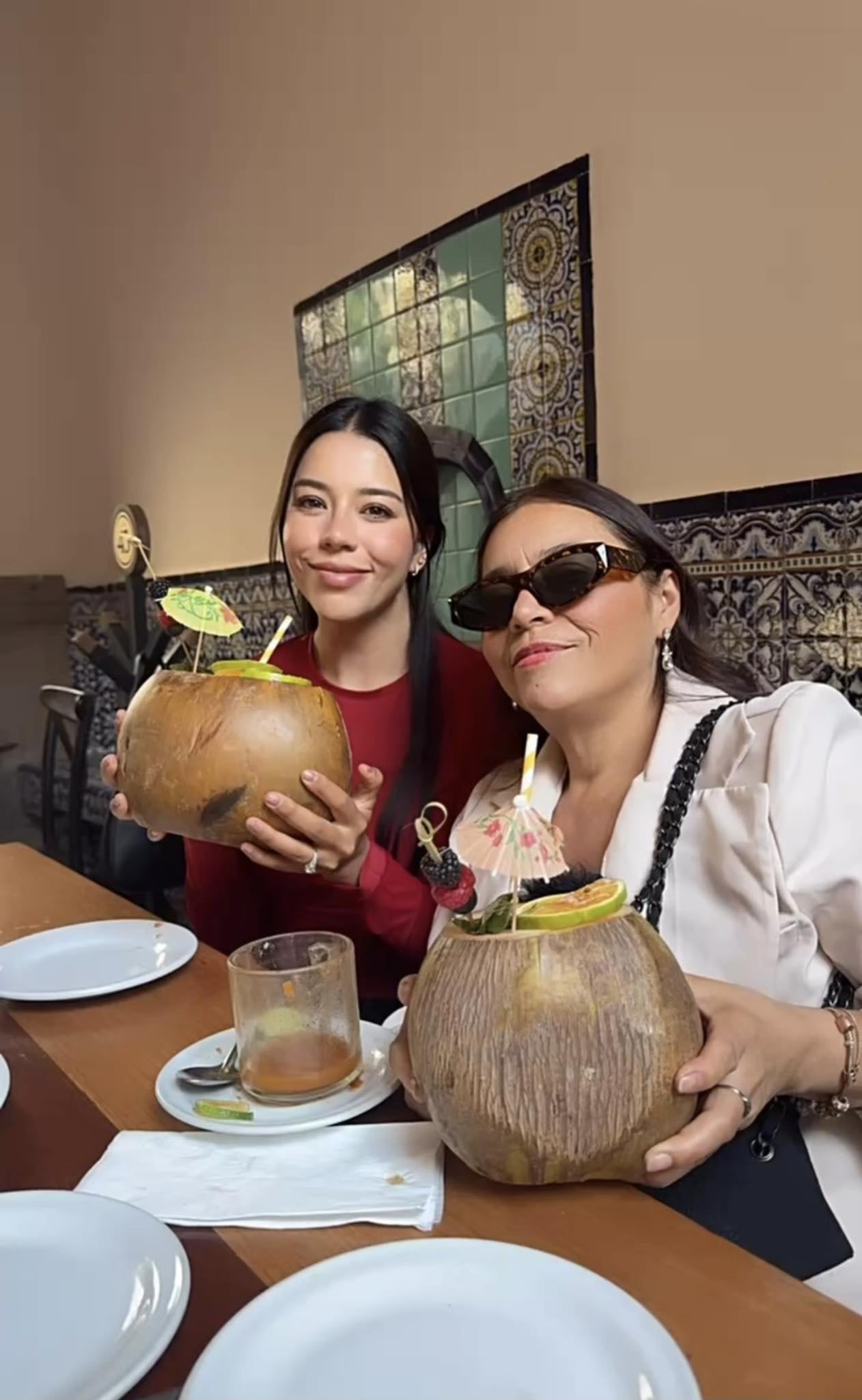 Sury Sadai con su mamá.
