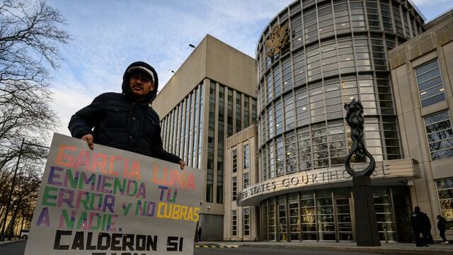 Protestan afuera del juicio de García Luna, piden que entregue a Calderón