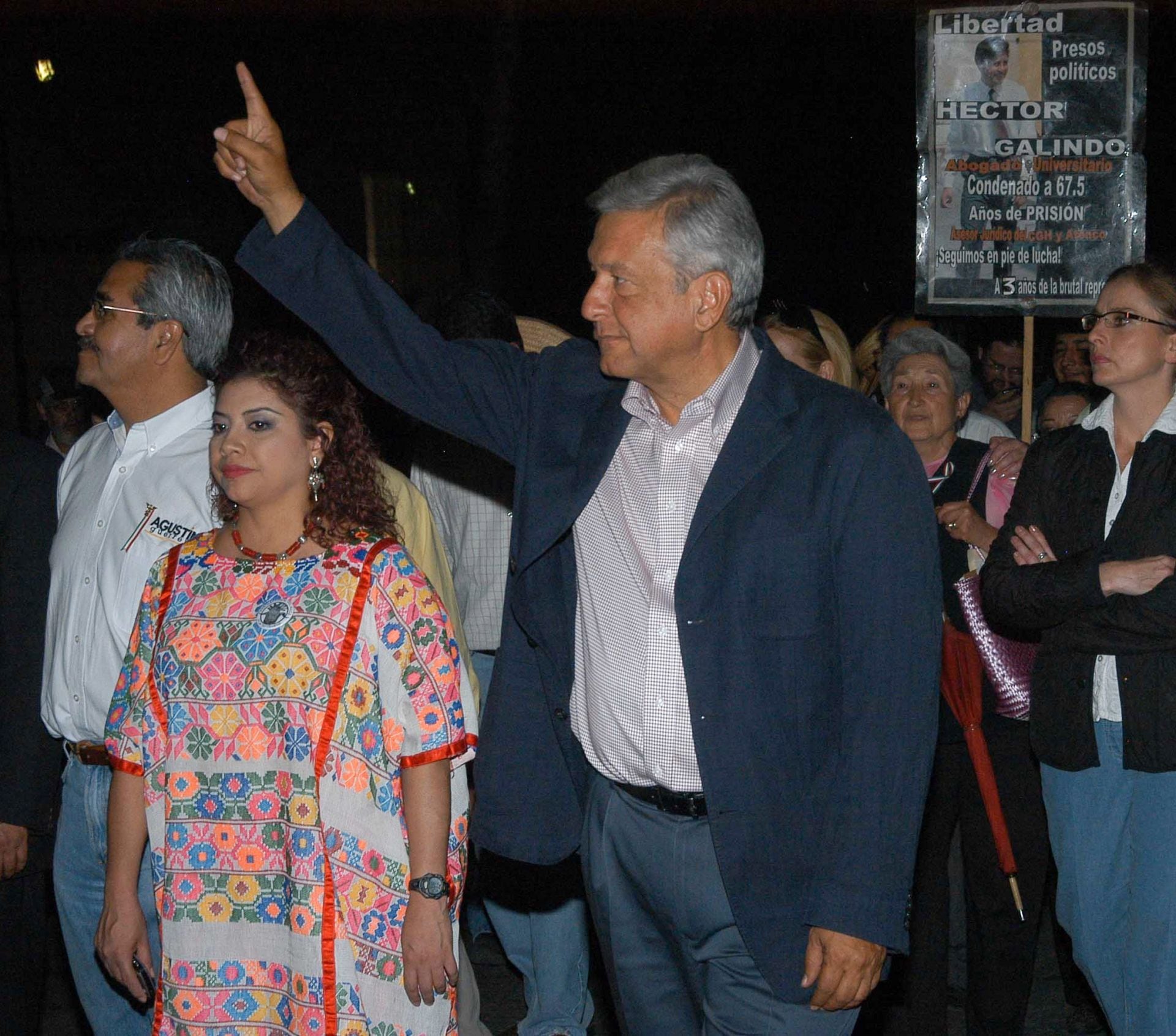 Clara Brugada, encargado del despacho jurídico de la delegación Iztapalapa, con AMLO, en 2009