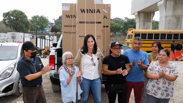 Lía Limón entrega refrigeradores a afectados por obras del Tren Interurbano