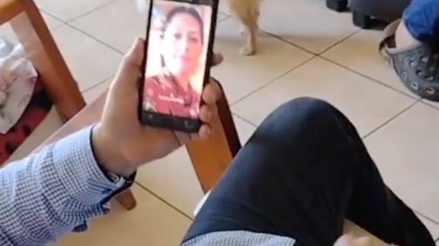 Papá repara su celular con una pinza