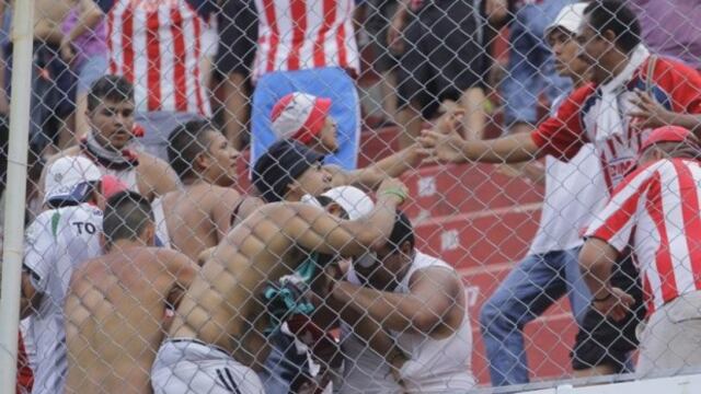 La afición de Chivas de Guadalajara protagonizaron una pelea en las gradas del Estadio de Veracruz.