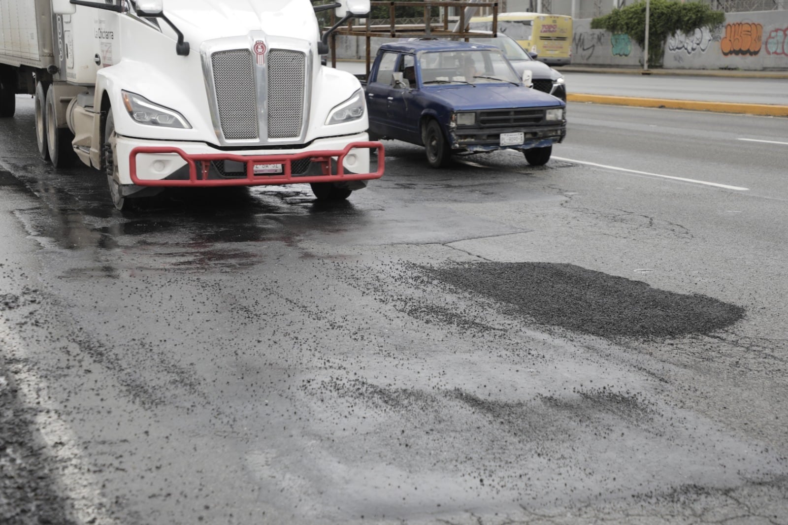 Cuadrillas de servicios públicos supervisa vialidades tras lluvias