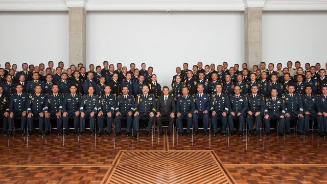 Elementos del Estado Mayor Presidencial con el presidente. Temor.