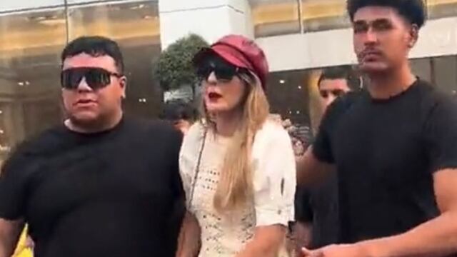 Ashley Leechin se hace pasar por Taylor Swift y la corren del centro comercial