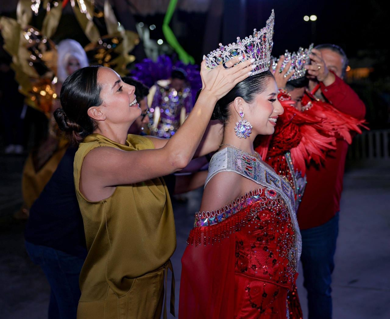 Ana Paty Peralta corona a la Corte Real del Carnaval Cancún 2026