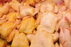 ¿El pollo crudo se debe lavar? Esto dice Estados Unidos