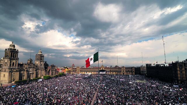 Con una congregación masiva en el Zócalo, el Presidente de México, Andrés Manuel López Obrador, encabezó la conmemoración por el 85 Aniversario de la Expropiación Petrolera.