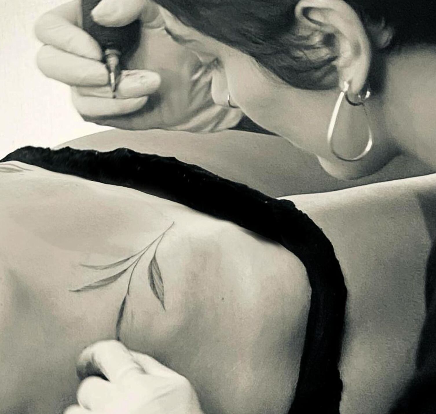 Ana Torroja muestra su nuevo tatuaje y de paso su ropa interior