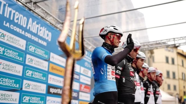 Isaac del Toro con el Tridente que lo destaca como el Rey de los dos mares Tirreno-Adriático