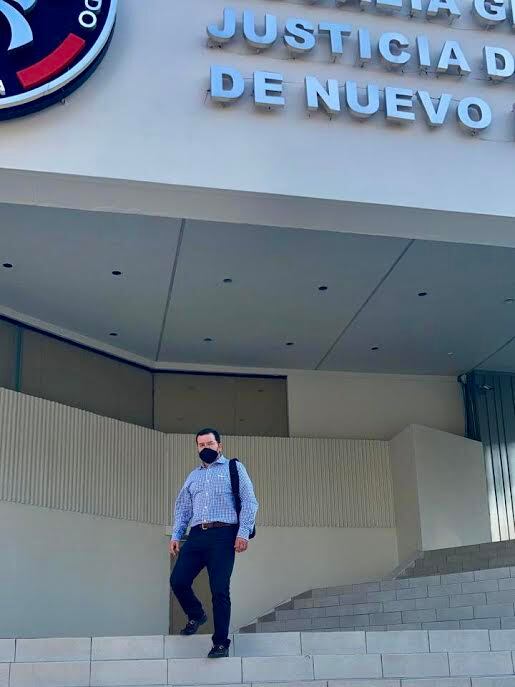 Adrián Torres, saliendo de la FGJ-NL tras siete horas de comparecencia.