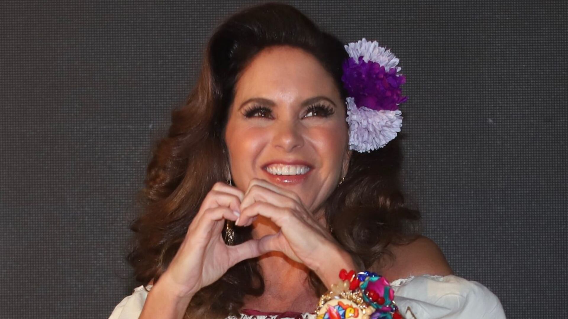 Lucero le dedica mensaje a Maika Torres, su mayor fan quien murió víctima de feminicidio en México.