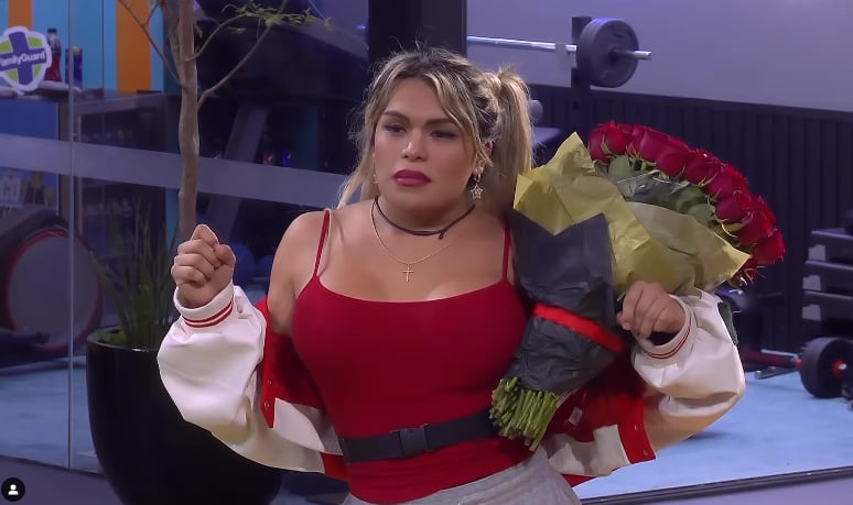 Wendy Guevara recibe flores de Marlon Colmenarez en La Casa de los Famosos México.