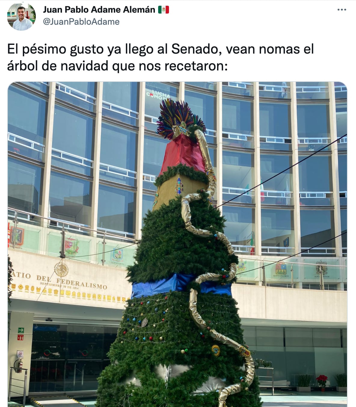 Crítica de Juan Pablo Adame al Árbol de Navidad en el Senado con Quetzalcóatl