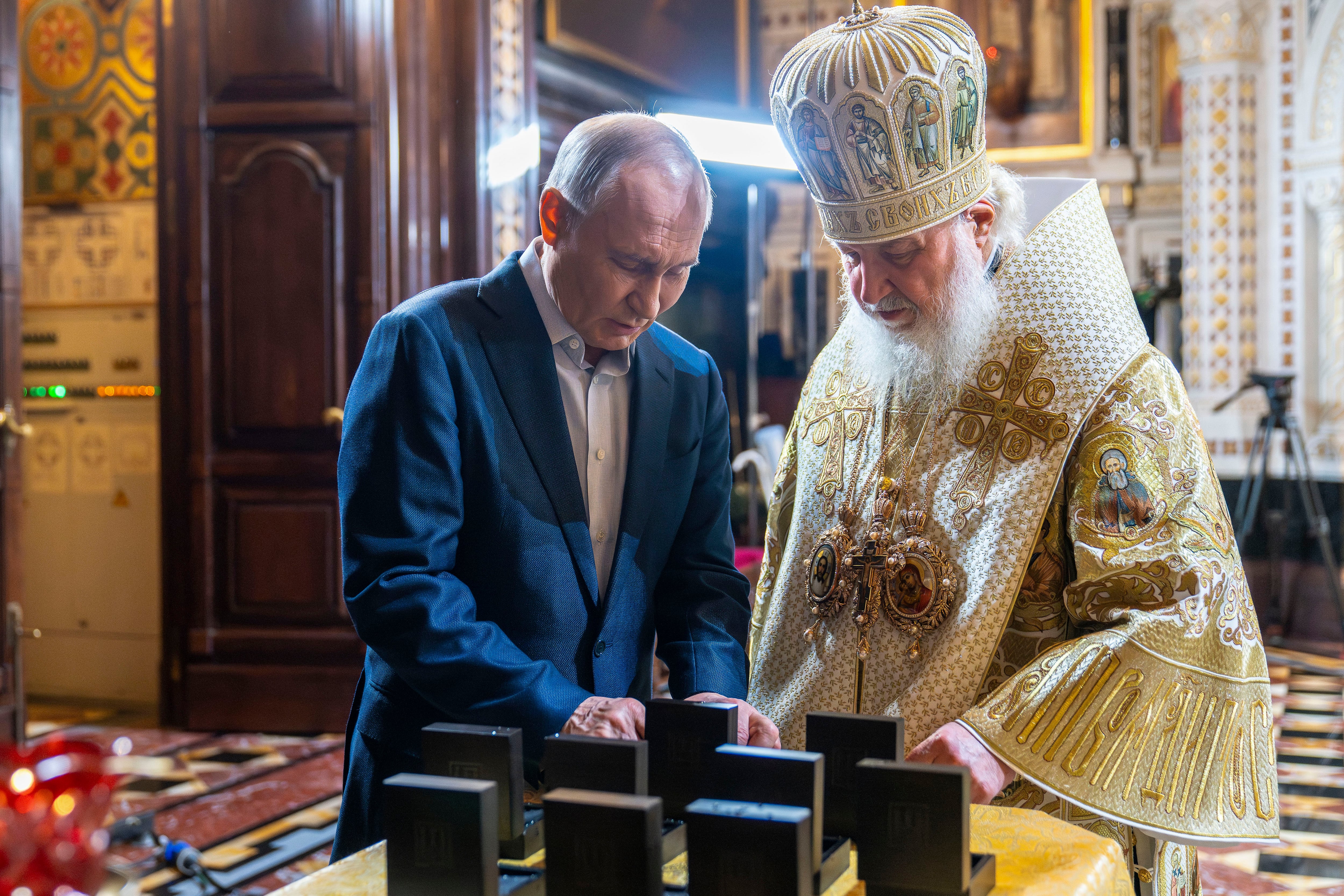 Vladimir Putin asiste a misa de Navidad ortodoxa 2025 con veteranos de guerra