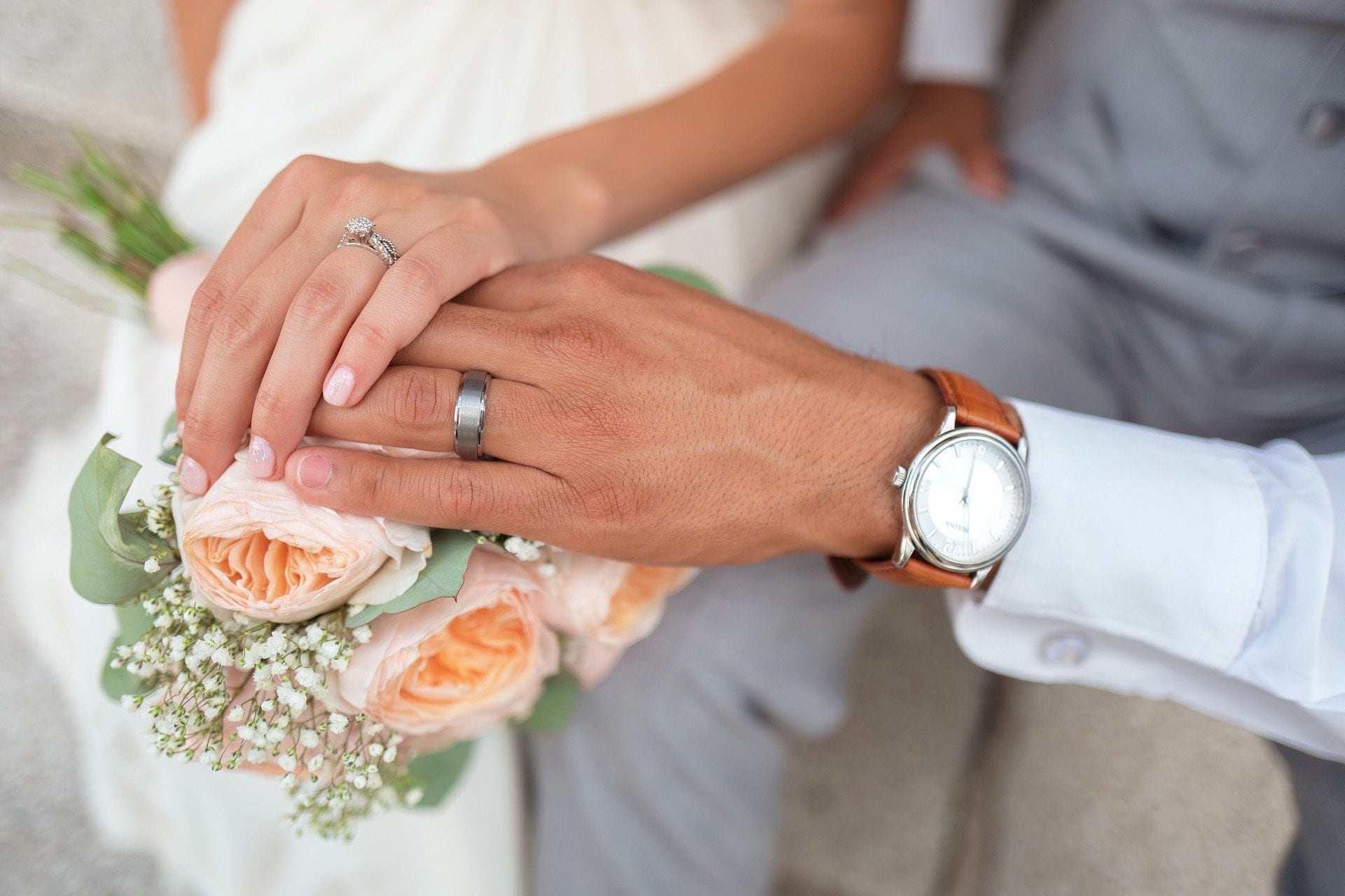 Pareja con anillos de boda