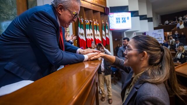 Rubén Rocha inscribe en letras doradas el nombre de María del Rosario Espinoza