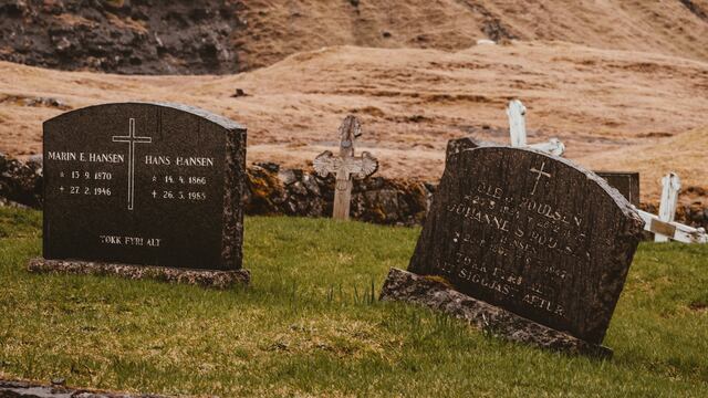 Encontró su nombre en una tumba.