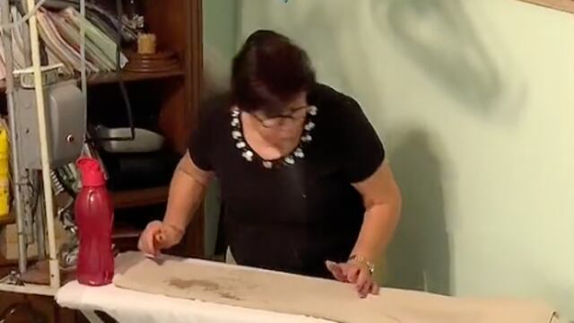 Mujer le escupe a la ropa cuando plancha