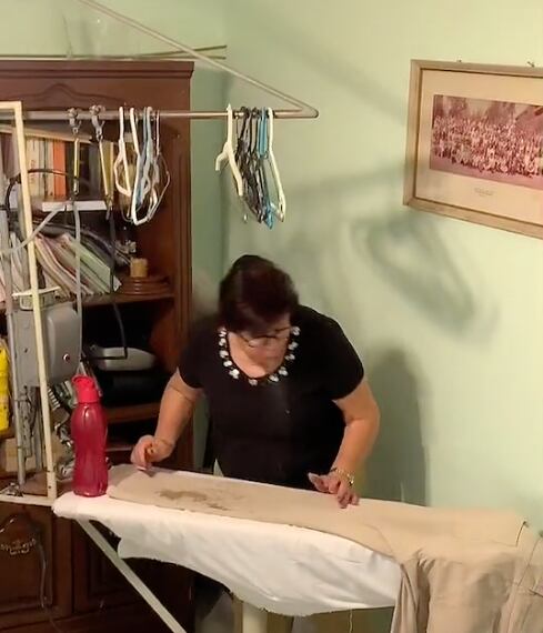 Mujer le escupe a la ropa cuando plancha