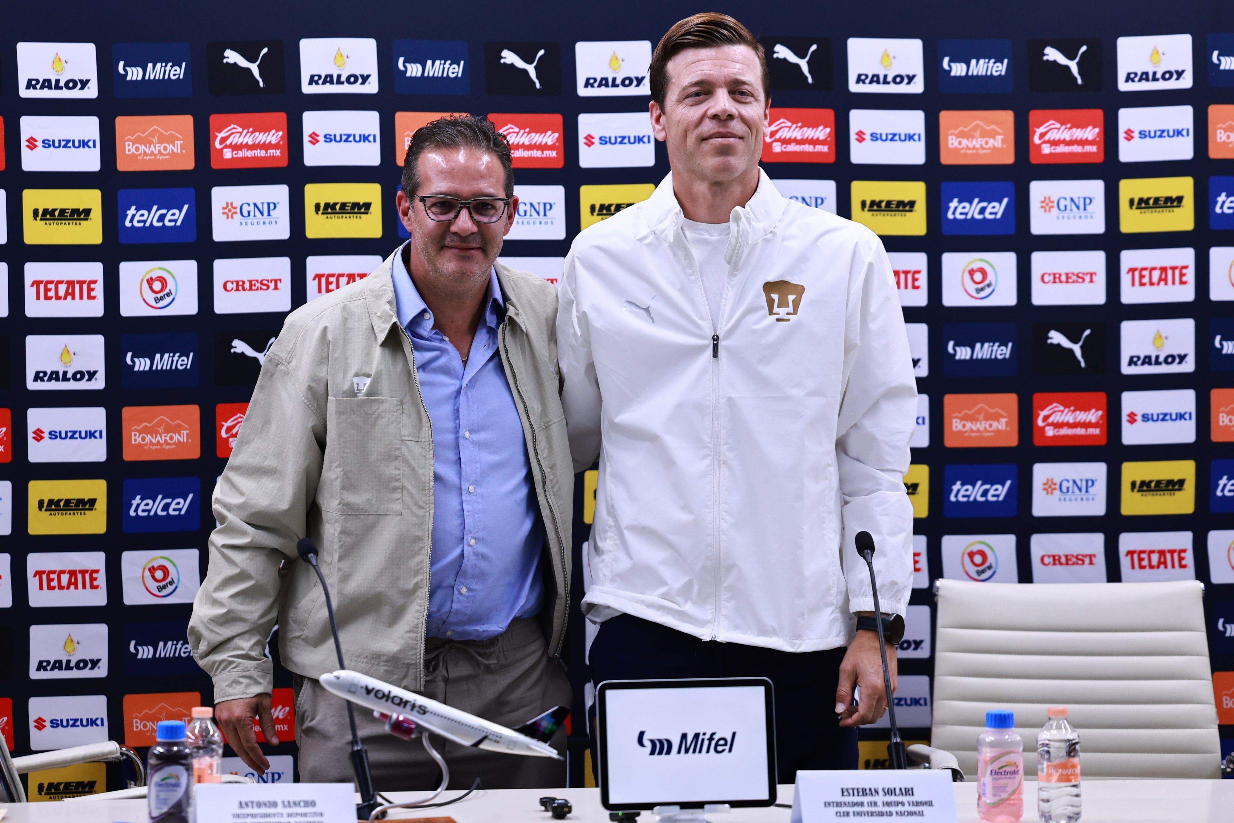 Esteban Solari es el nuevo DT de Pumas; firma contrato por dos años.