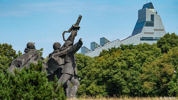 Para Rusia es inaceptable que se derriben monumentos soviéticos