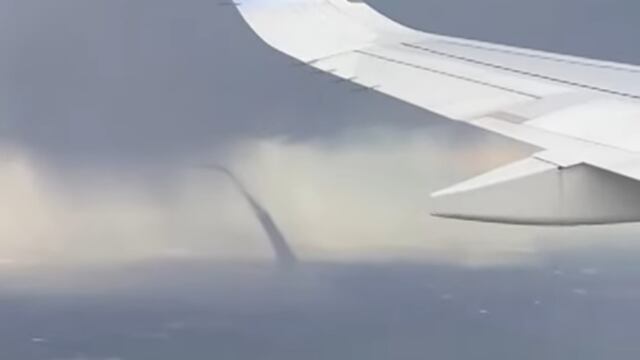 En Estados Unidos, un pasajero grabó un tornado desde un avión en pleno vuelo
