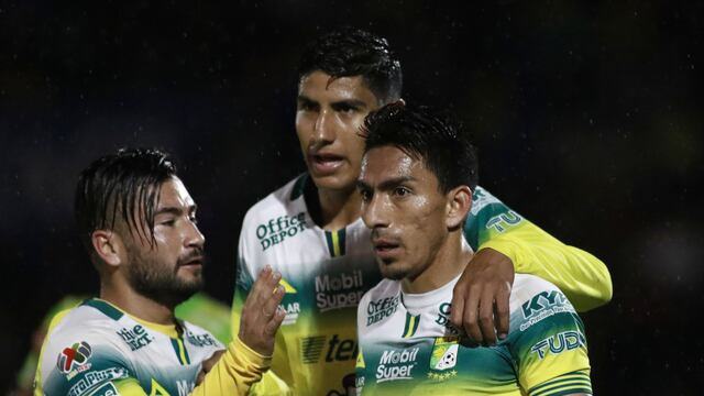 Jugadores de León celebran un gol