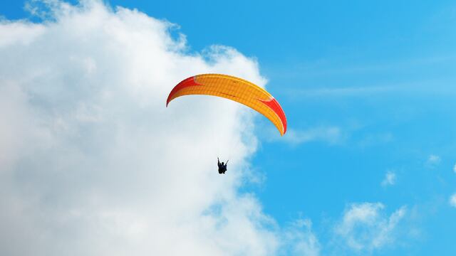 Hombre salta en paracaídas y se estrella contra unas rocas