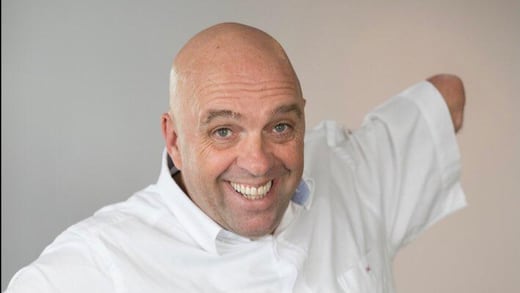 Hombre sin extremidades contacta a Elon Musk para cumplir su sueño: viajar al espacio