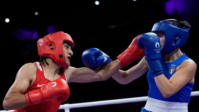 Imane Khelif vs Angela Carini, en París 2024.