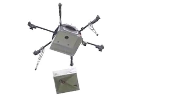 Un dron entregando una pizza.